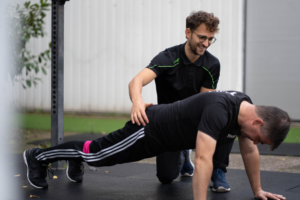 Personal Trainer in Hannover trainiert mit Kunde im 1:1 Coaching